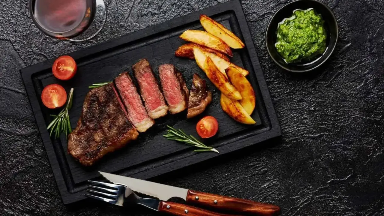 Picaña jugosa, patatas rústicas y salsa verde. Un festín que te transporta a Brasil, de donde es la picaña.