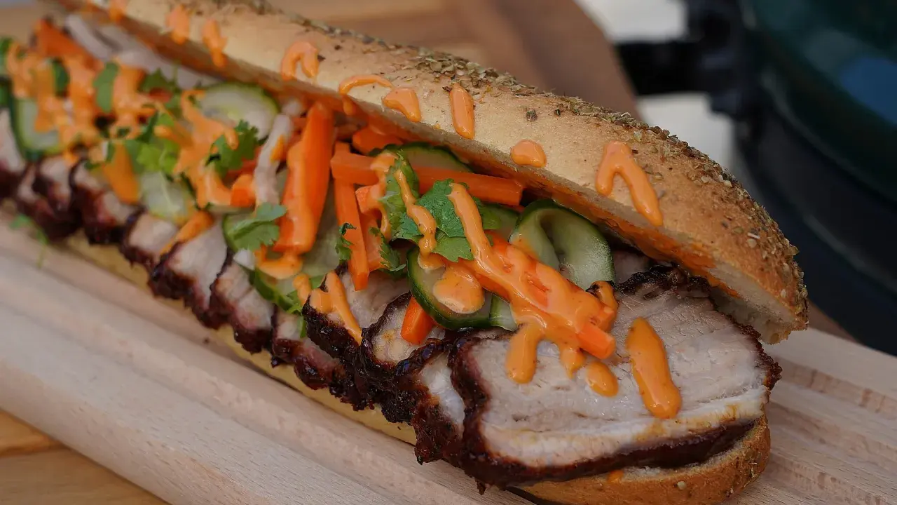 Ein köstliches Banh Mi Rezept: knuspriges Baguette gefüllt mit saftigem Schweinefleisch, knackigem Gemüse und cremiger Sauce.