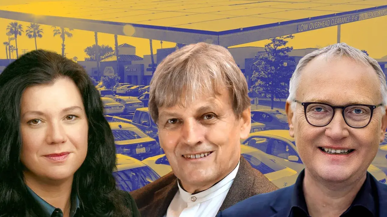 Drei Personen vor einer Solaranlage, die auf einem Parkplatz mit Autos installiert ist. Ein Symbol für die Zukunft der **Energie USA**.