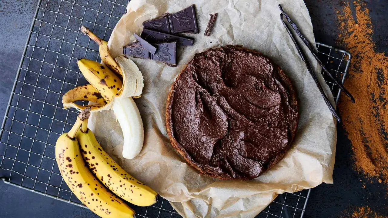 En läcker banankaka med chokladfrosting, bananer, chokladbitar och vaniljstänger. Perfekt för fikat!