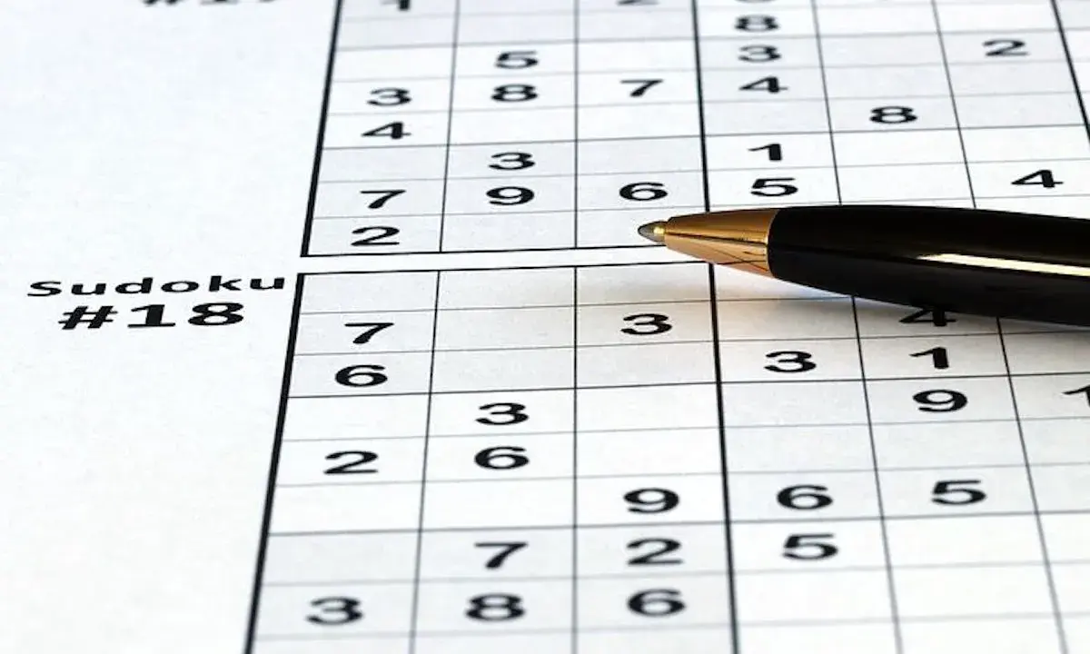 Zapisane sudoku dla seniorów, z numerami #17 i #18. Długopis czeka na rozwiązanie.