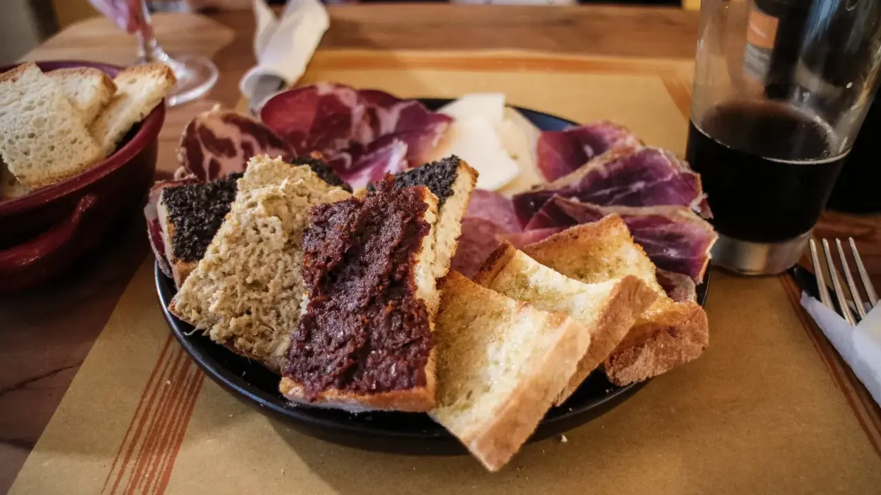Tagliere con salumi, formaggi e bruschette, un assaggio dei piatti tipici umbri.