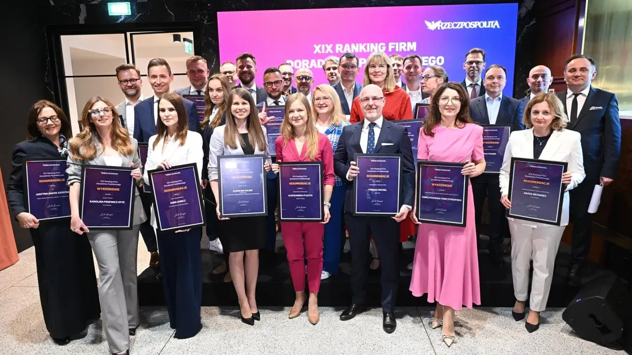 Grupa osób odbiera dyplomy na tle ekranu z napisem "XIX Ranking Firm Doradztwa Podatkowego".