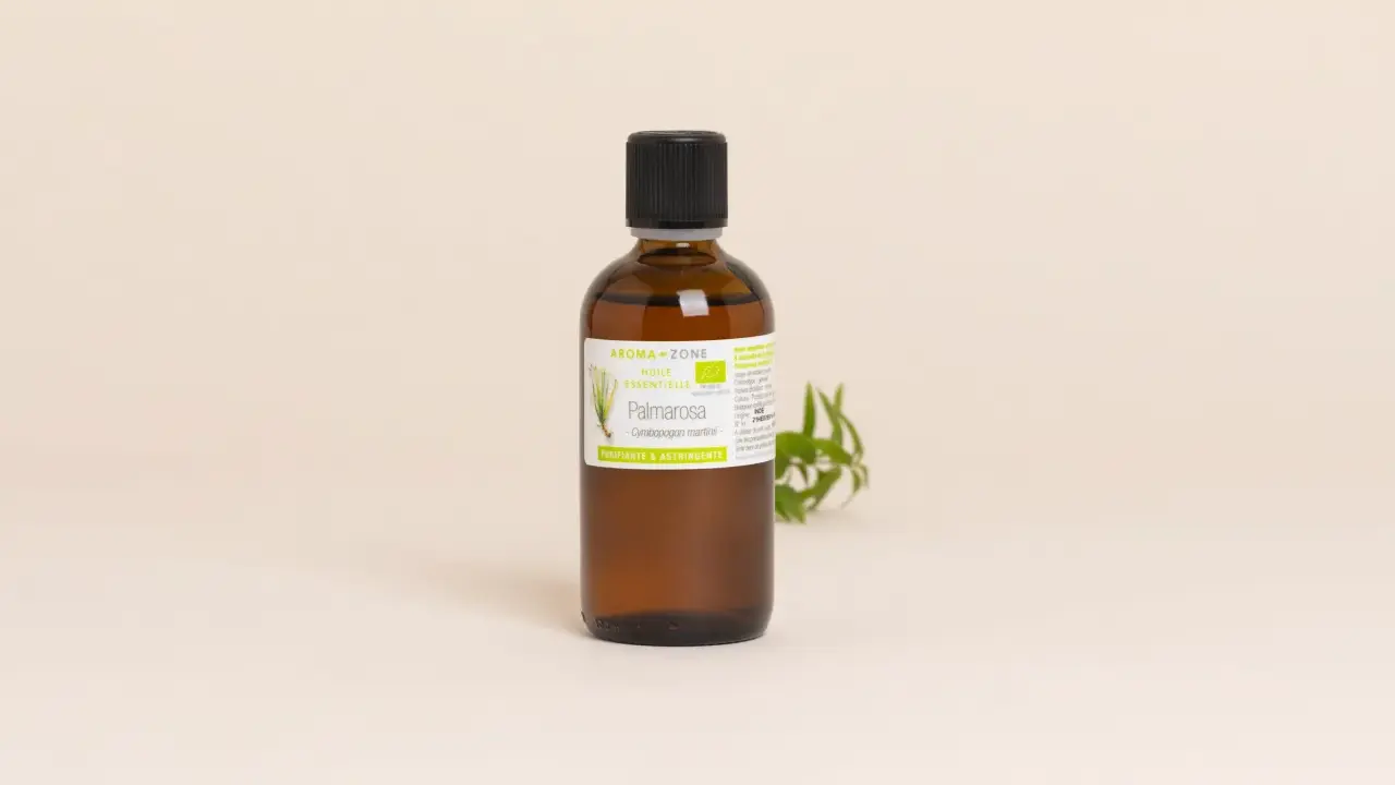 Flacon d'huile essentielle de Palmarosa bio. Bien que ses bienfaits soient nombreux, il faut connaître le danger potentiel de l'huile essentielle Palmarosa et l'utiliser avec précaution.