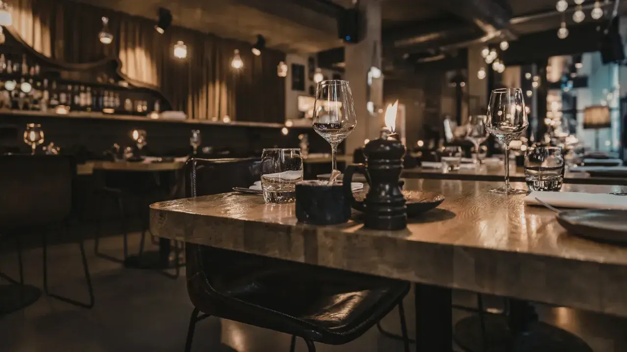 Mysig italiensk restaurang i Stockholm med tända ljus och dukade bord.