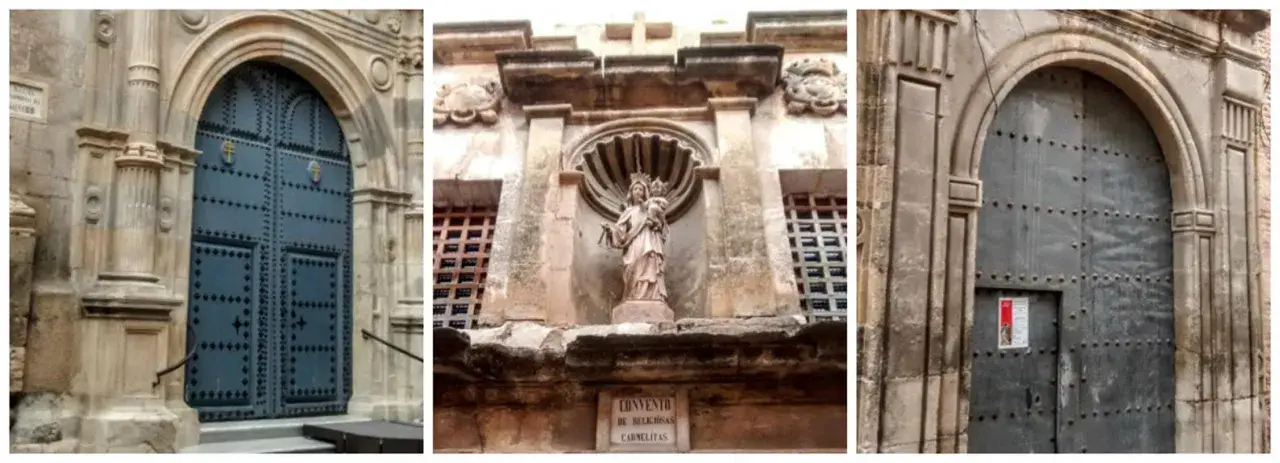 Drei Tore in Caravaca de la Cruz: ein blaues mit Kreuz, eine Statue über einem Schild und ein graues mit Plakat.