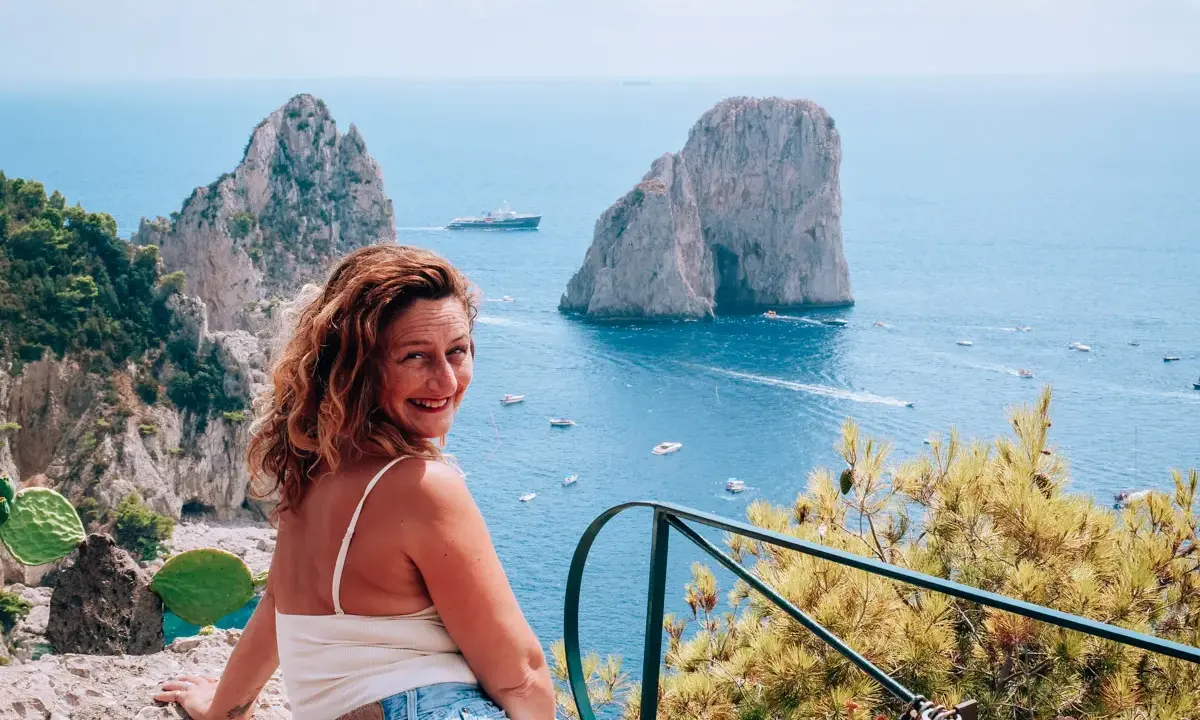 Donna sorridente con vista sui Faraglioni di Capri. Un ricordo indimenticabile da Castiglione.