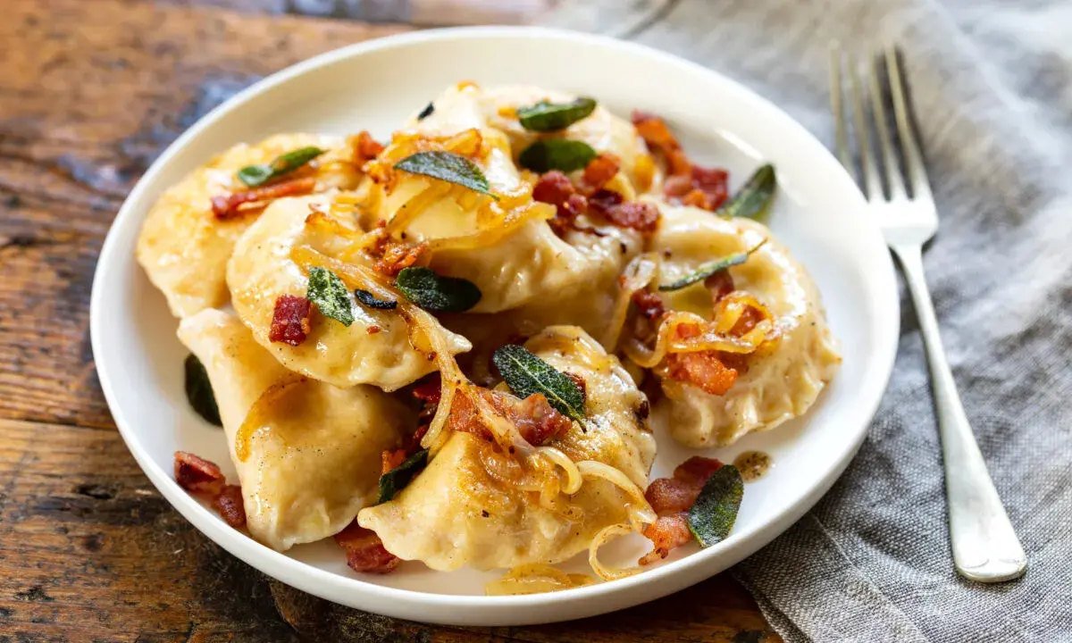 Pyszne pierogi z boczkiem i cebulką, idealne na obiad. Dowiedz się, jak gotować mrożone pierogi, by były tak apetyczne!