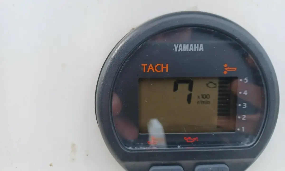 Compteur Yamaha TACH affichant 7 x 100 tr/min. Le voyant moteur Yamaha hors bord est allumé.
