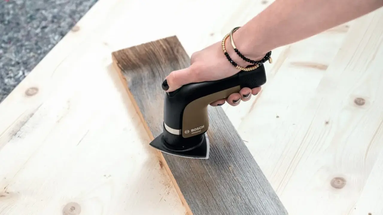 Herramienta Bosch retira pintura de madera sin lijar.