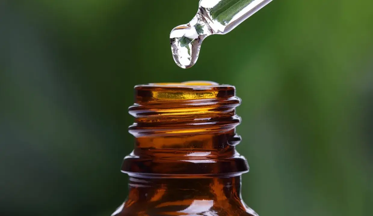 Goccia di vitamina D per bambini fino a che età, da un contagocce in una bottiglietta ambrata.