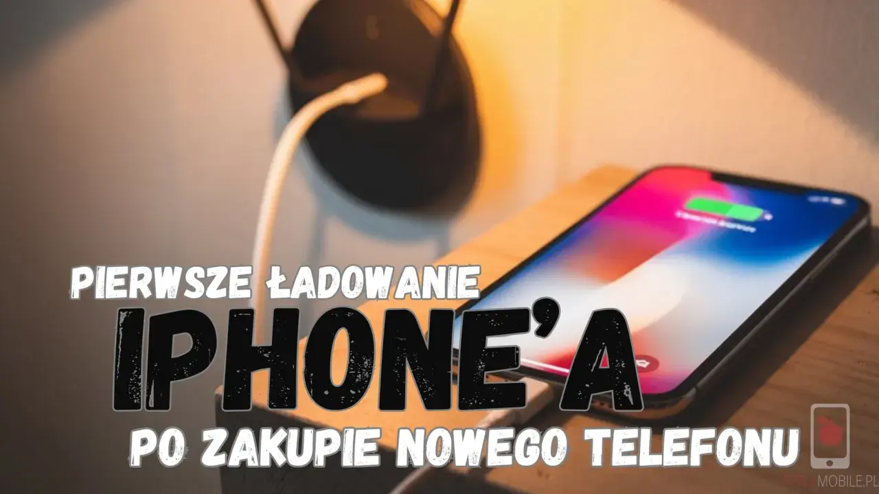 Pierwsze ładowanie iPhone'a po zakupie. Na ekranie widać ikonę baterii, a obok leży ładowarka.