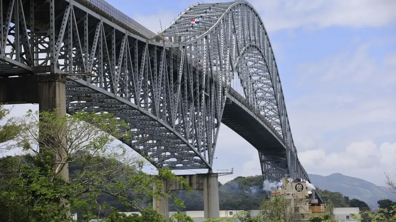 El **Puente de las Américas** cruza el Canal de Panamá, una imponente estructura de acero gris con un arco majestuoso.