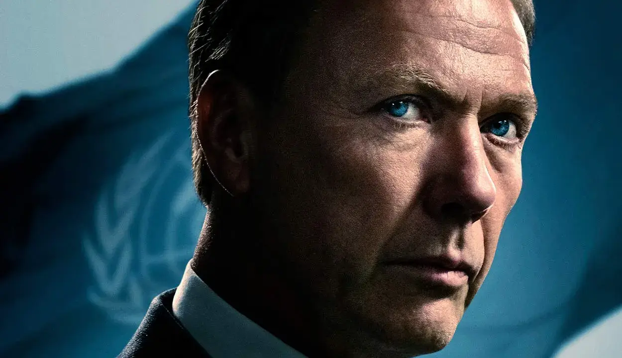 Mikael Persbrandt med intensiva blå ögon, en blick som lovar spännande filmer och tv-program.