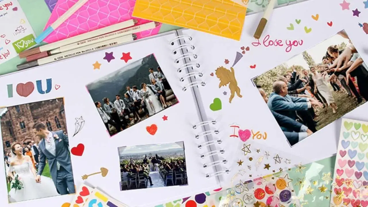 Álbum de fotos con pegatinas y fotos de bodas. Ideal para crear manualidades para regalar, con mensajes de "I love you" y corazones.