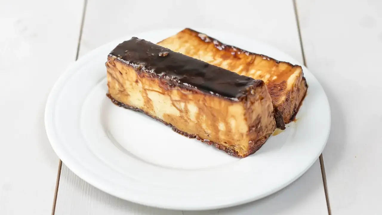 Dos porciones de pan de calatrava, un postre tradicional español, con una capa brillante de caramelo oscuro.