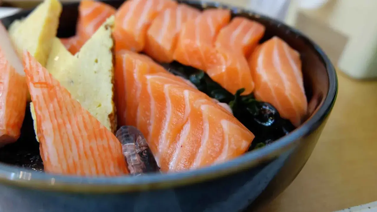 En skål med gravad lax, krabbpinnar och ägg. En perfekt måltid för den som är gravid och längtar efter något gott.