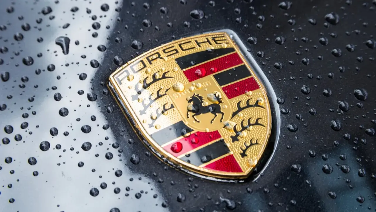 Złote logo Lamborghini z bykiem na czerwonym tle. Jedno z najbardziej znanych marek sportowych logo.