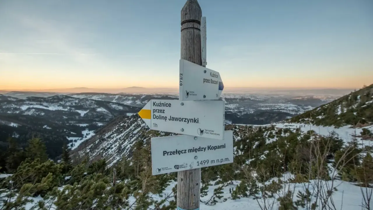Zimowy szlak w Tatrach. Znak informuje o przełęczy między Kopami (1499 m n.p.m.) i kieruje do Kuźnic przez Dolinę Jaworzynki.