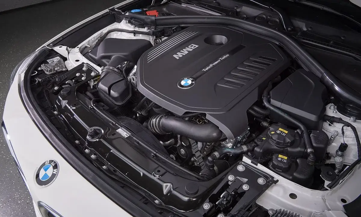 Silnik BMW TwinPower Turbo, gotowy do przeglądu gwarancyjnego samochodu.