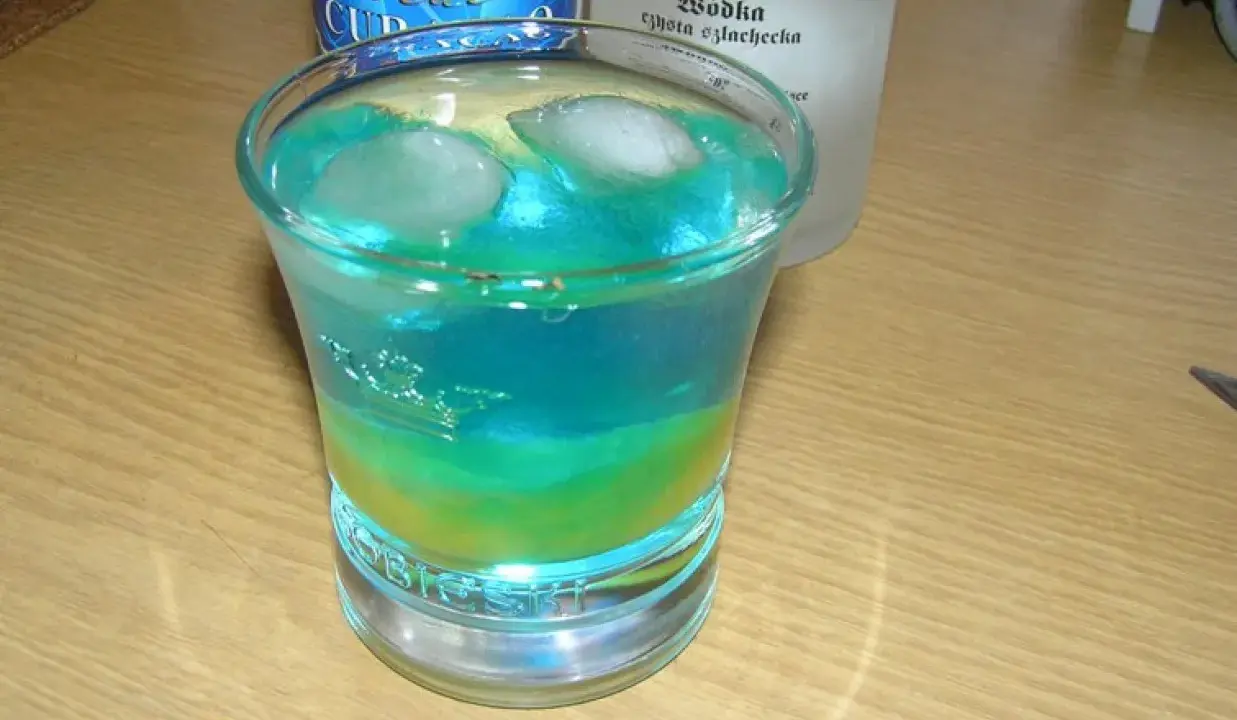 Drinki z Blue Curacao: 10 przepisów na niebieskie koktajle "wow"!