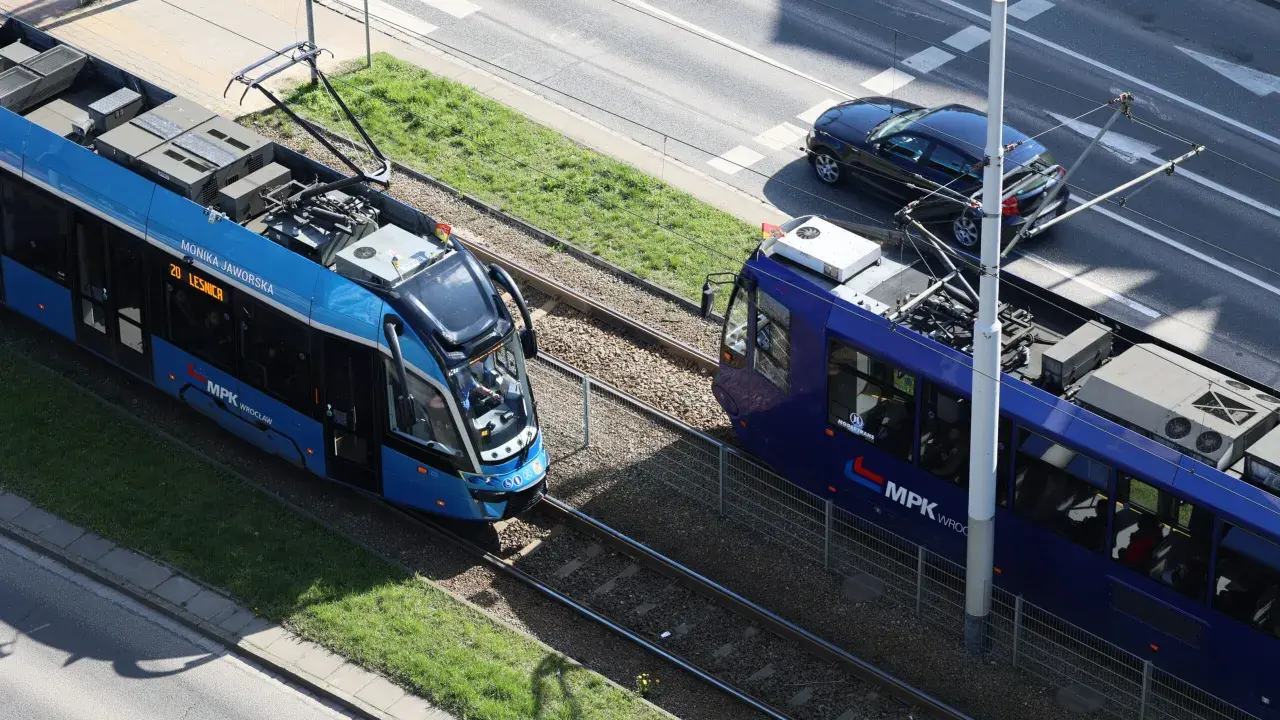 Dwa tramwaje MPK Wrocław na torach. Jeden niebieski, drugi granatowy. Może to właśnie dzięki nim emeryci mają darmowe przejazdy MPK?