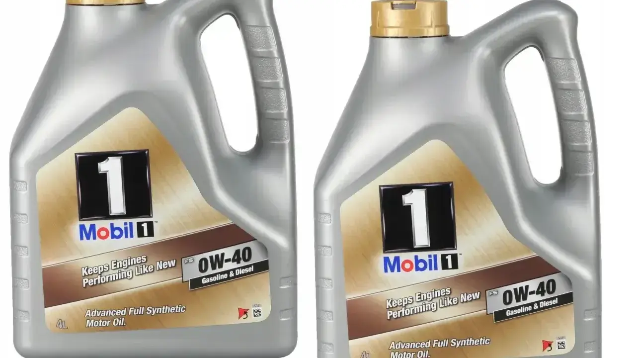Dwie butelki oleju silnikowego Mobil 1 0W-40. Wybór między 0w40 czy 5w40 często zależy od zaleceń producenta.