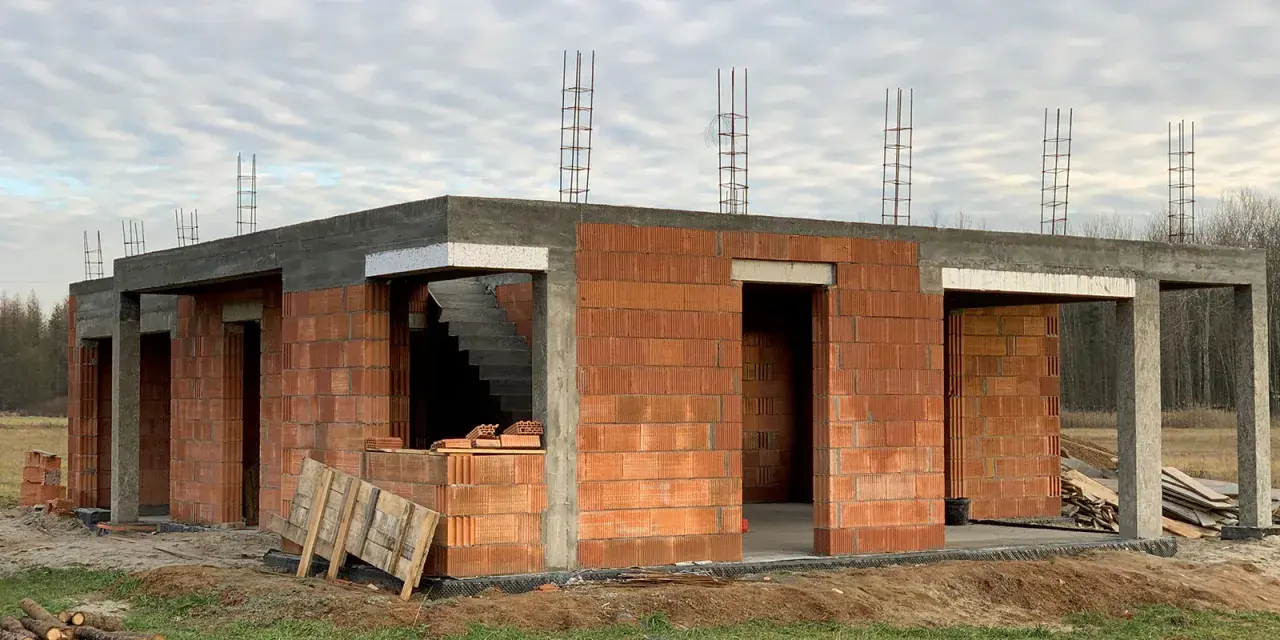 Construcción de casa con termoarcilla, mostrando sus desventajas como la necesidad de aislamiento adicional y la fragilidad de los bloques.