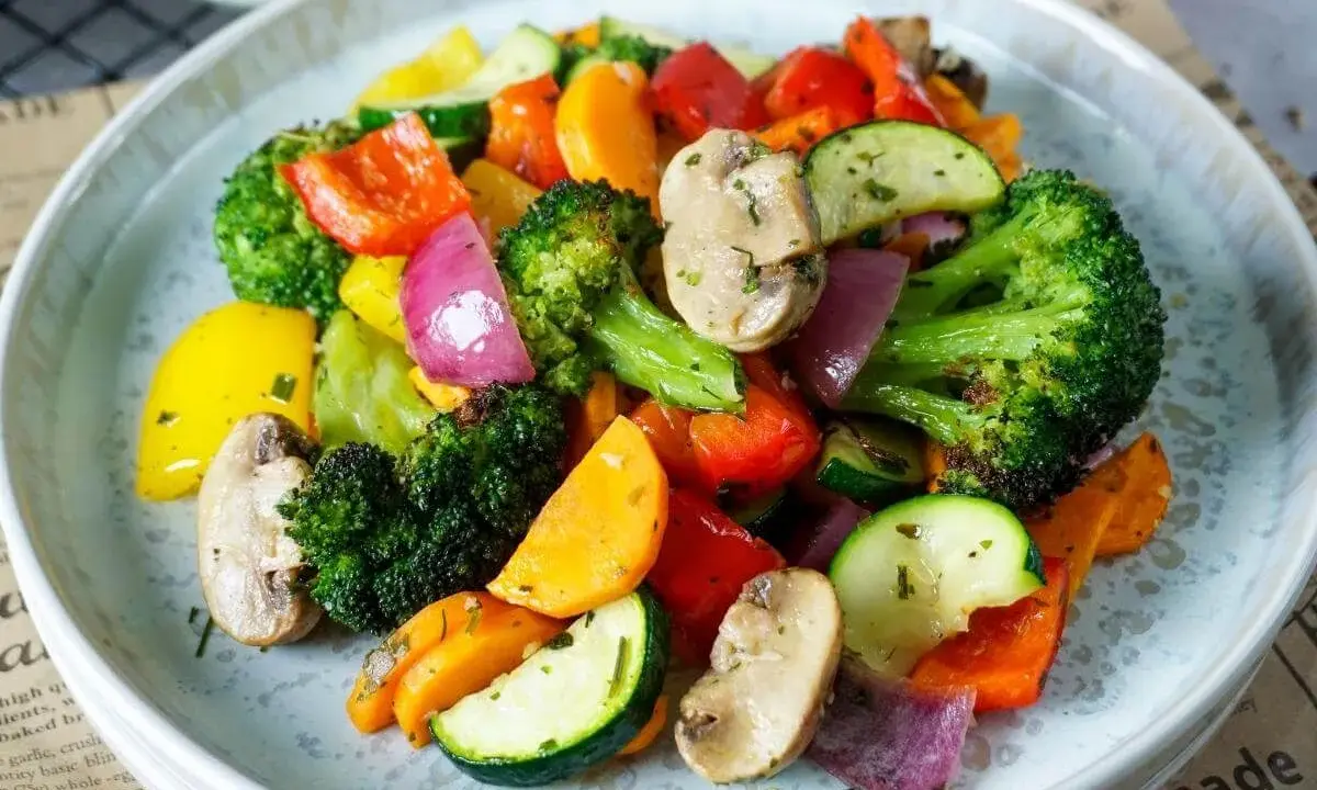 Buntes Ofengemüse mit Brokkoli, Paprika, Zucchini und Pilzen – ein Beispiel für gesunde vegetarische Rezepte.