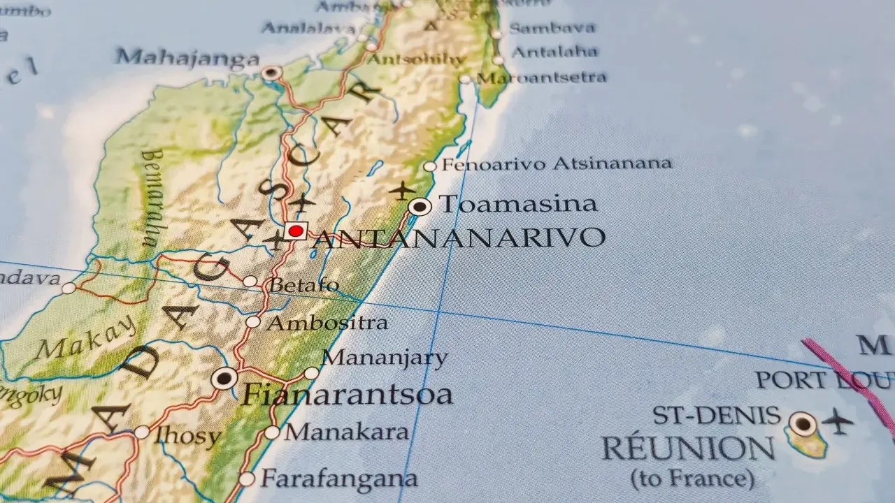 Mapa pokazuje, gdzie leży Madagaskar, z zaznaczonymi miastami jak Antananarywa i Toamasina, oraz wyspą Reunion.