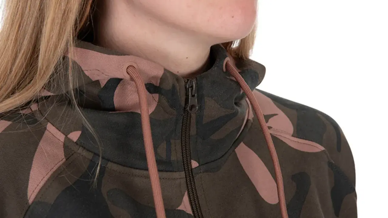 Kobieta w bluzie fox camo z wysokim kołnierzem i zamkiem błyskawicznym.
