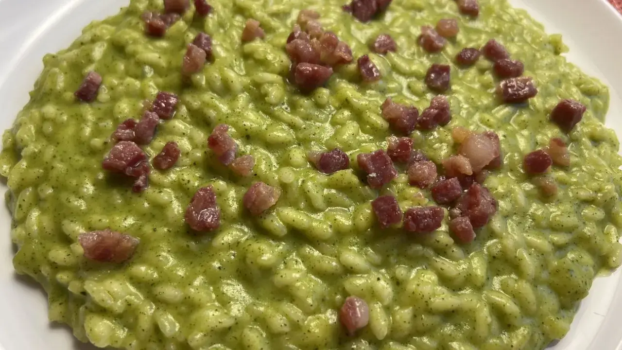 Risotto cremoso alle zucchine e pancetta croccante, un piatto gustoso e colorato.