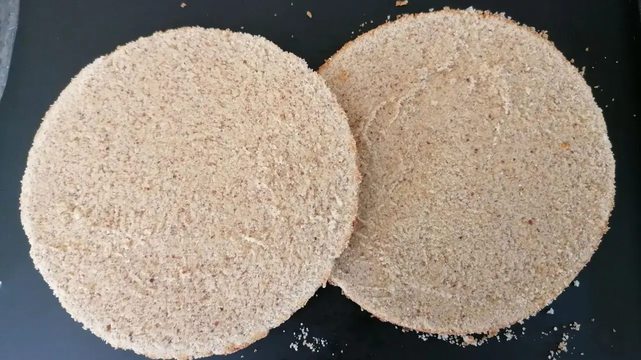 Deux disques de pain de Gênes, prêts pour une recette d'entremet.