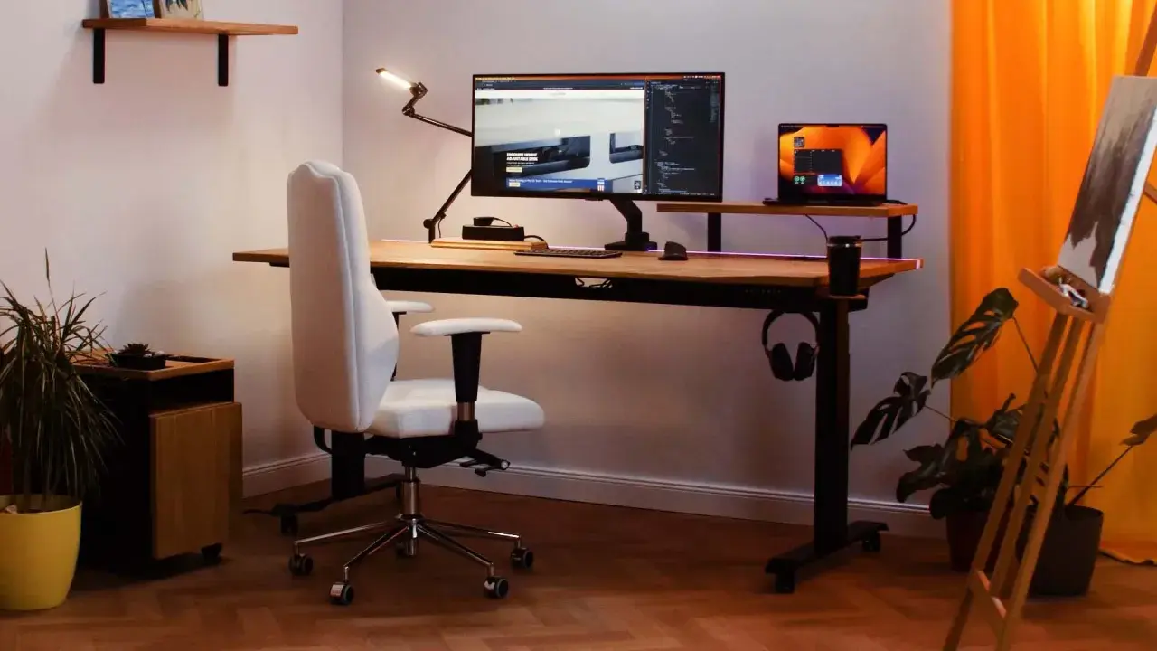 Ett modernt hemmakontor med ett höj- och sänkbart skrivbord i trä. Perfekt för dig som vill bygga eget skrivbord och skapa en inspirerande arbetsplats.