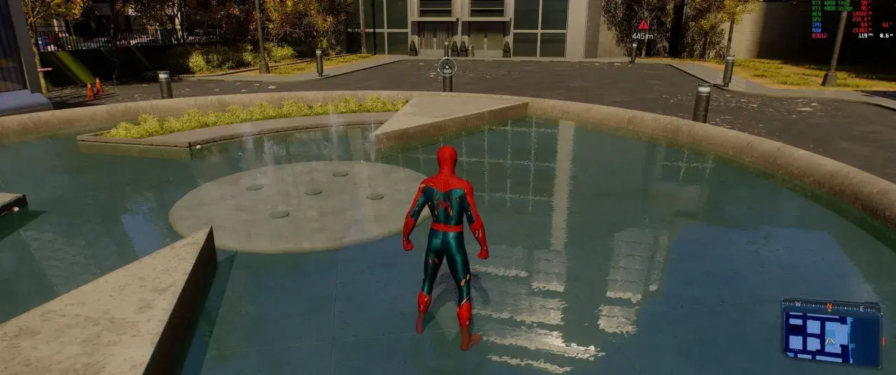 Spiderman 2, w swoim zniszczonym kostiumie, stoi przy fontannie, gotowy do akcji.