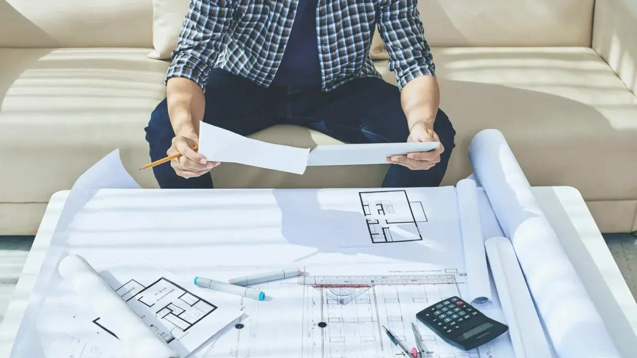 Arquitecto revisa planos de casa con el objetivo de obtener un certificado Passivhaus.