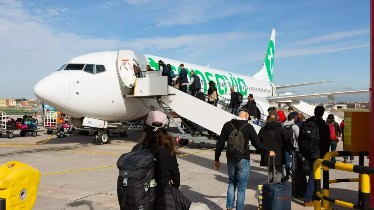 Pasażerowie wsiadają do samolotu Ryanair, gotowi na podróż z Wrocławia do Paryża.