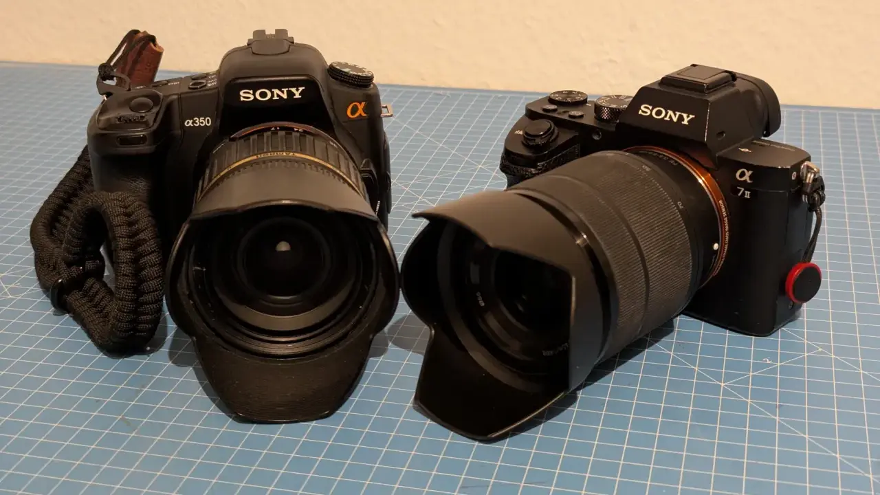 Confronto tra Sony a7ii e a7iii: due fotocamere Sony affiancate, una più vecchia (a350) e una più recente (a7ii).