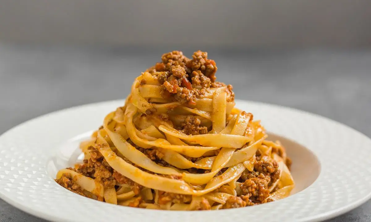 Porcja tagliatelle z bogatym sosem mięsnym, klasyczne spaghetti bolognese w nowej odsłonie.
