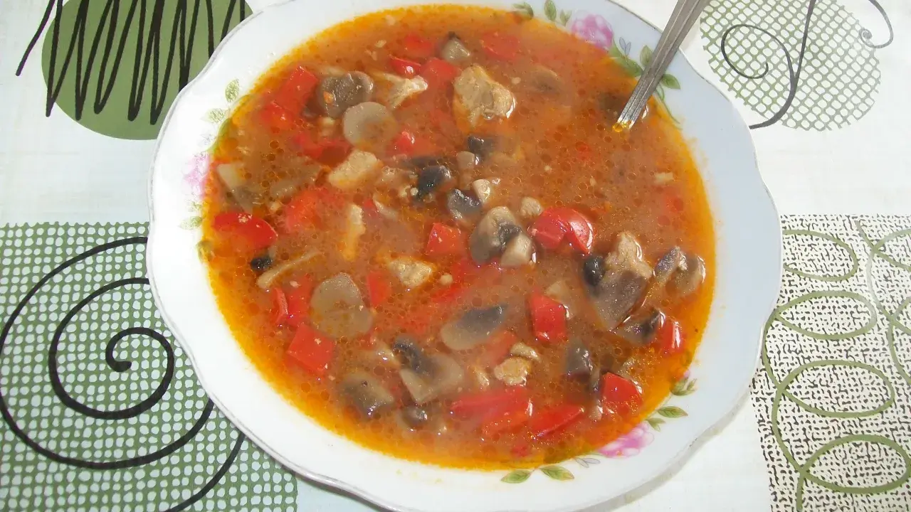 Pyszny strogonow z wieprzowiny z pieczarkami i papryką, gotowy do podania. Idealny przepis na obiad.