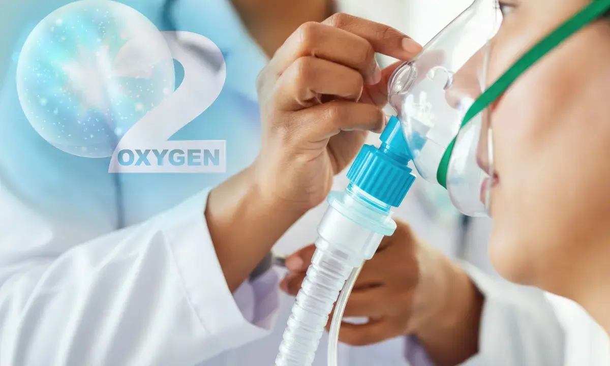 Arzt passt Sauerstoffmaske an. Zu viel Sauerstoff bei COPD kann schädlich sein.