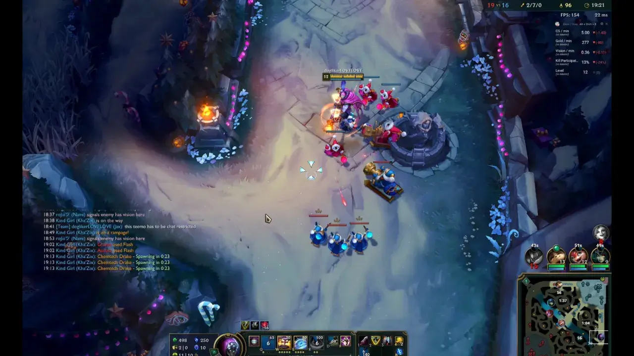 Drużyna walczy na zimowej mapie League of Legends, a na czacie widać "lol ping test".