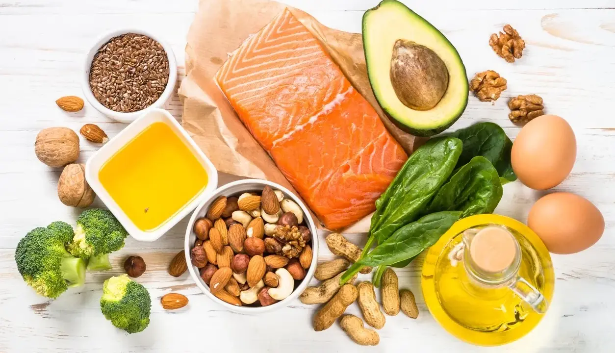 Saumon, avocat, noix, amandes, œufs, brocolis, épinards, graines de lin et huile d'olive, sources d'acides gras oméga 9.