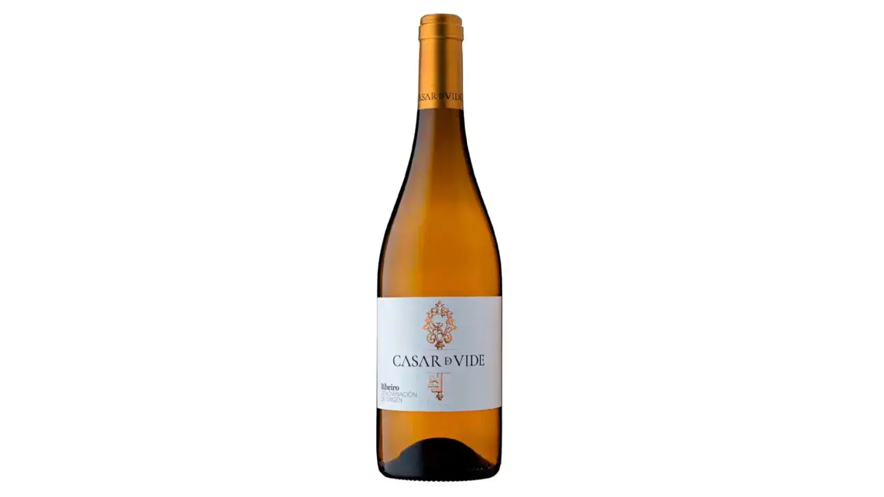 Botella de vino blanco Casar d'Vide, con etiqueta blanca y dorada, sobre fondo blanco.