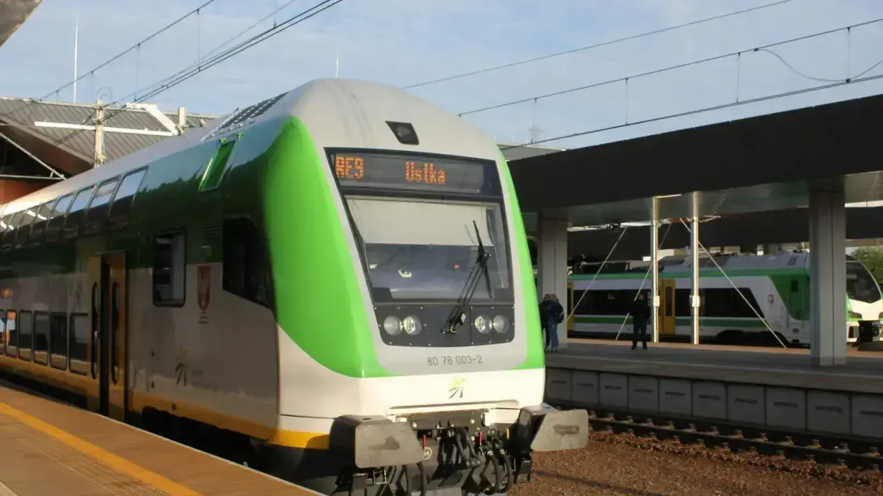 Pociąg RE9 do Ustki czeka na peronie. Idealny środek transportu, gdzie pociągiem nad morze.