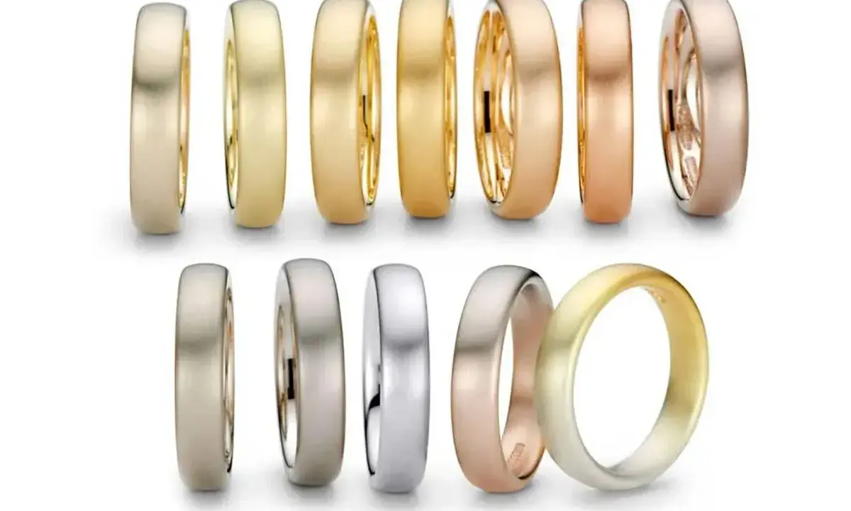 Collezione di fedi nuziali in oro giallo, oro rosso e oro rosa, con diverse finiture opache e lucide.
