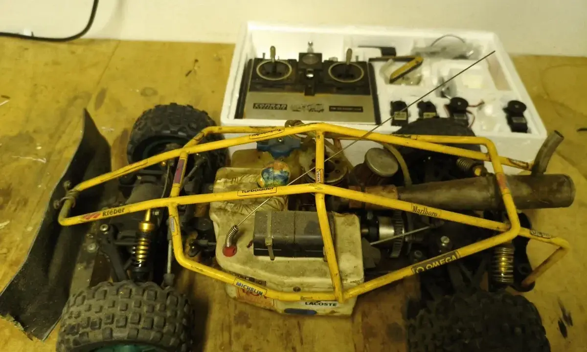 Gelbes RC-Buggy-Modell mit Fernbedienung und Zubehör, bereit für den ersten Einsatz als starterbox auto.