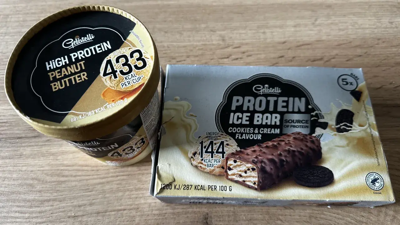 Gdzie kupić lody proteinowe? Na zdjęciu widać opakowania lodów Gelatelli: kubełek masło orzechowe i batoniki ciasteczkowe.