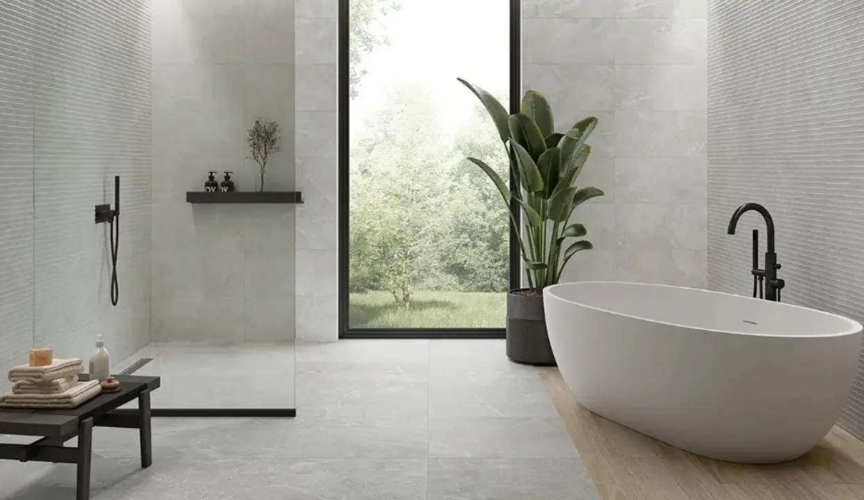 Baño moderno con ducha y bañera. Ideas para como combinar azulejos en duchas con texturas y acabados variados.