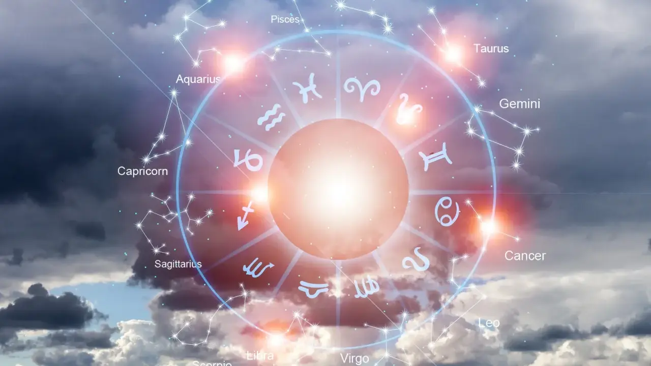 Zodiakalny krąg z konstelacjami i symbolami, w tym Saturn w Rybach, na tle burzowego nieba.